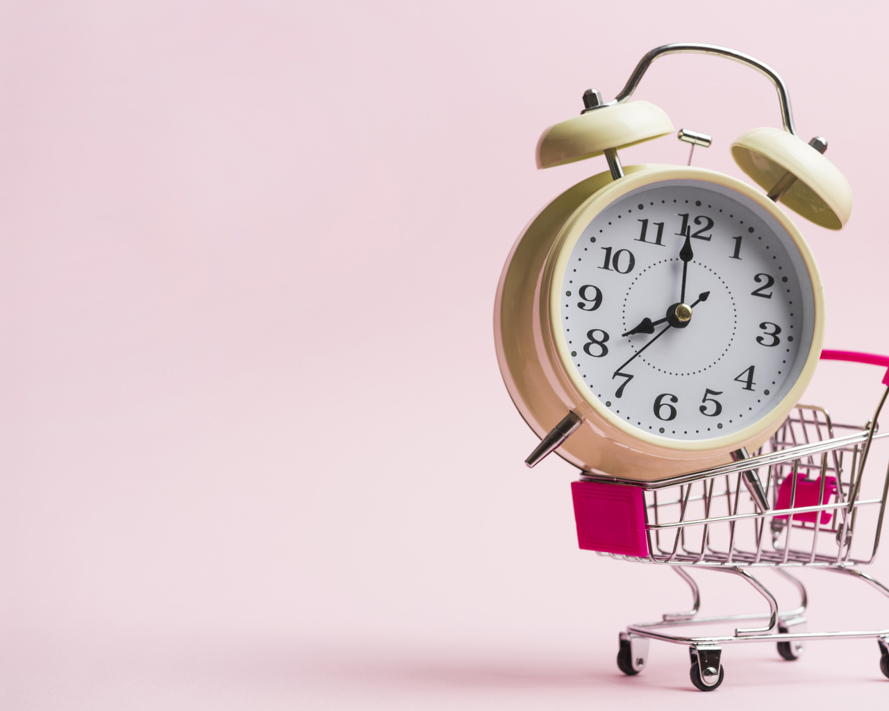 Будильник в маленькой тележке