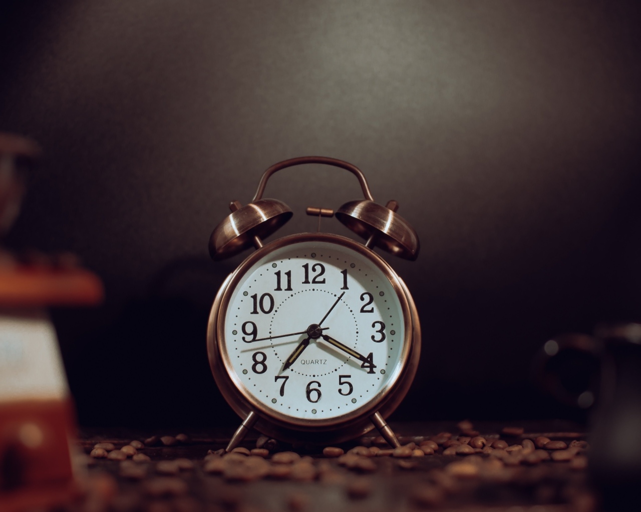 Будильник на столе с зернами кофе