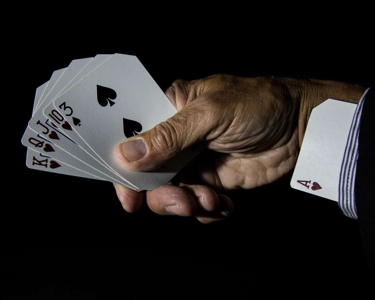 Туз в рукаве у мужчины с картами