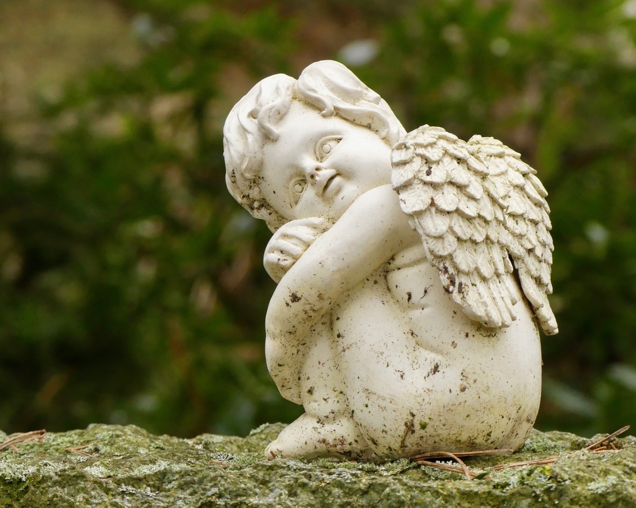 Статуэтка ангела стоит на камне