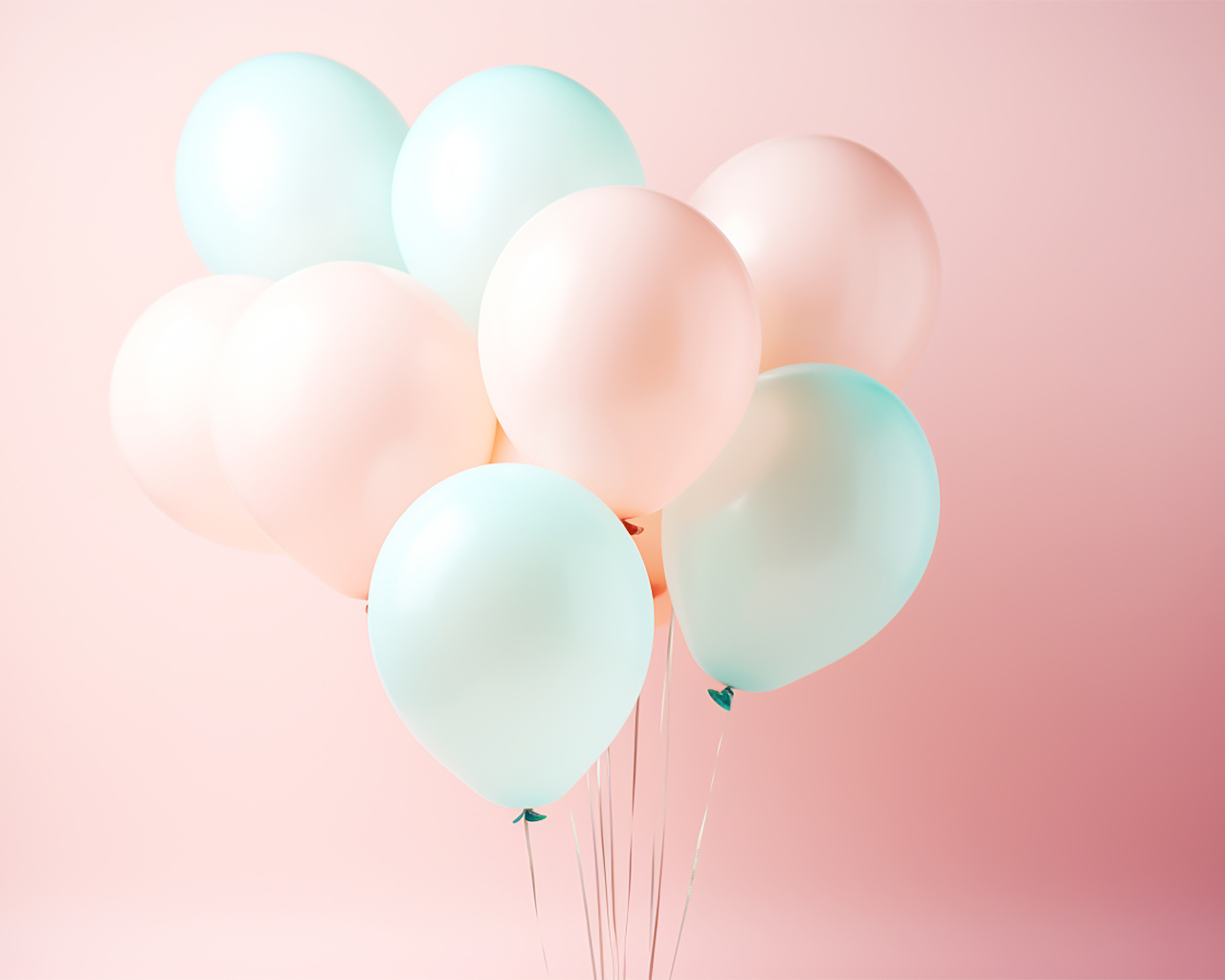 Воздушные шарики с гелием на розовом фоне