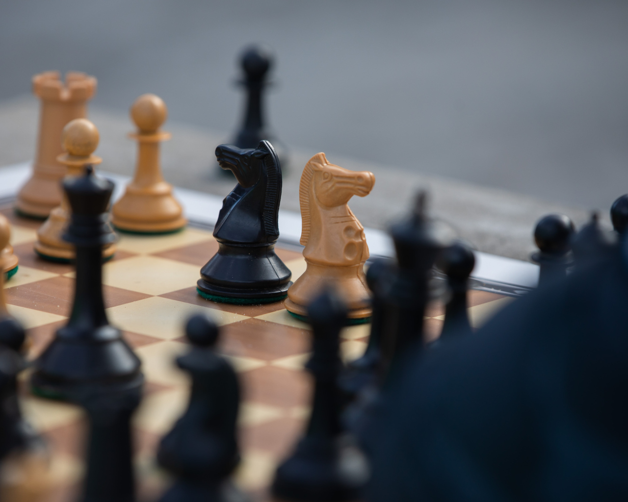 Красивые деревянные шахматные фигуры на доске