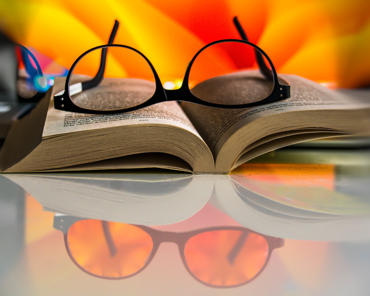 Книга с очками на столе
