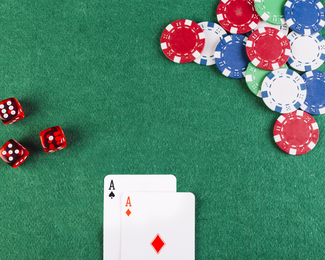 Карты, фишки и кости для игры в покер 