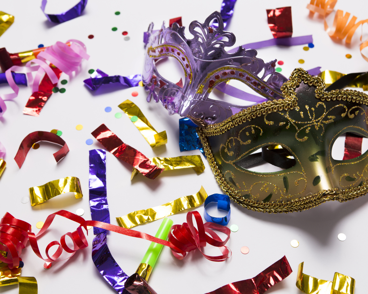Карнавальная венецианская маска с конфетти 
