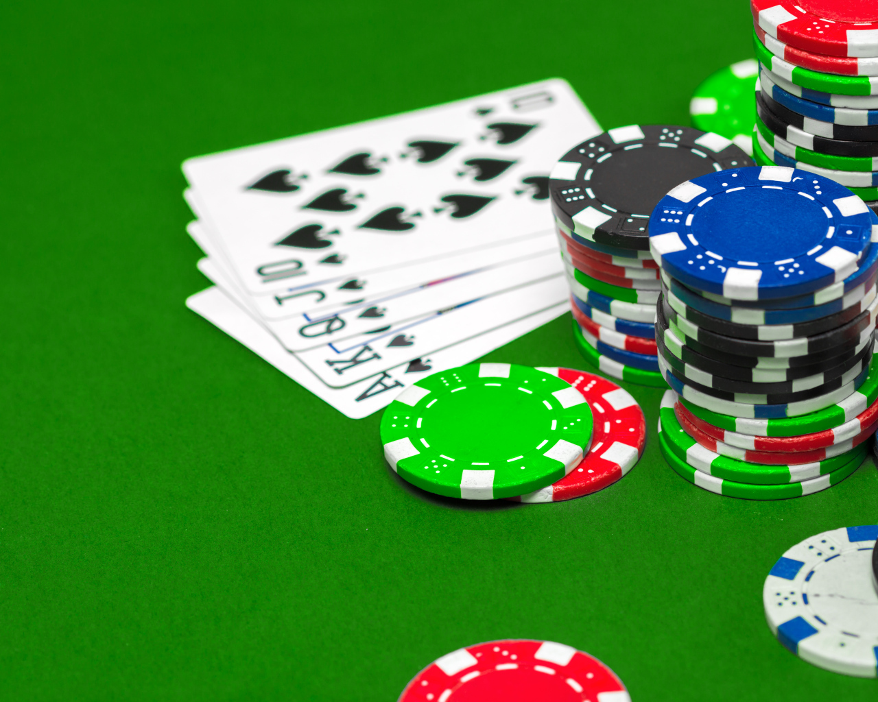 Фишки и карты на зеленом столе для покера