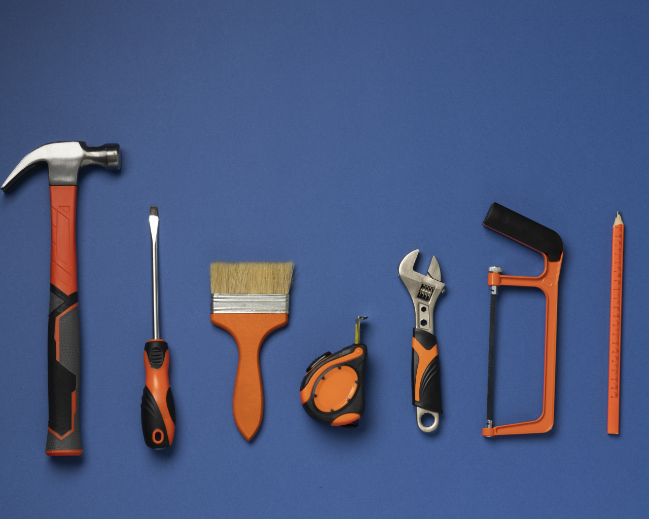 Строительные инструменты на синем фоне