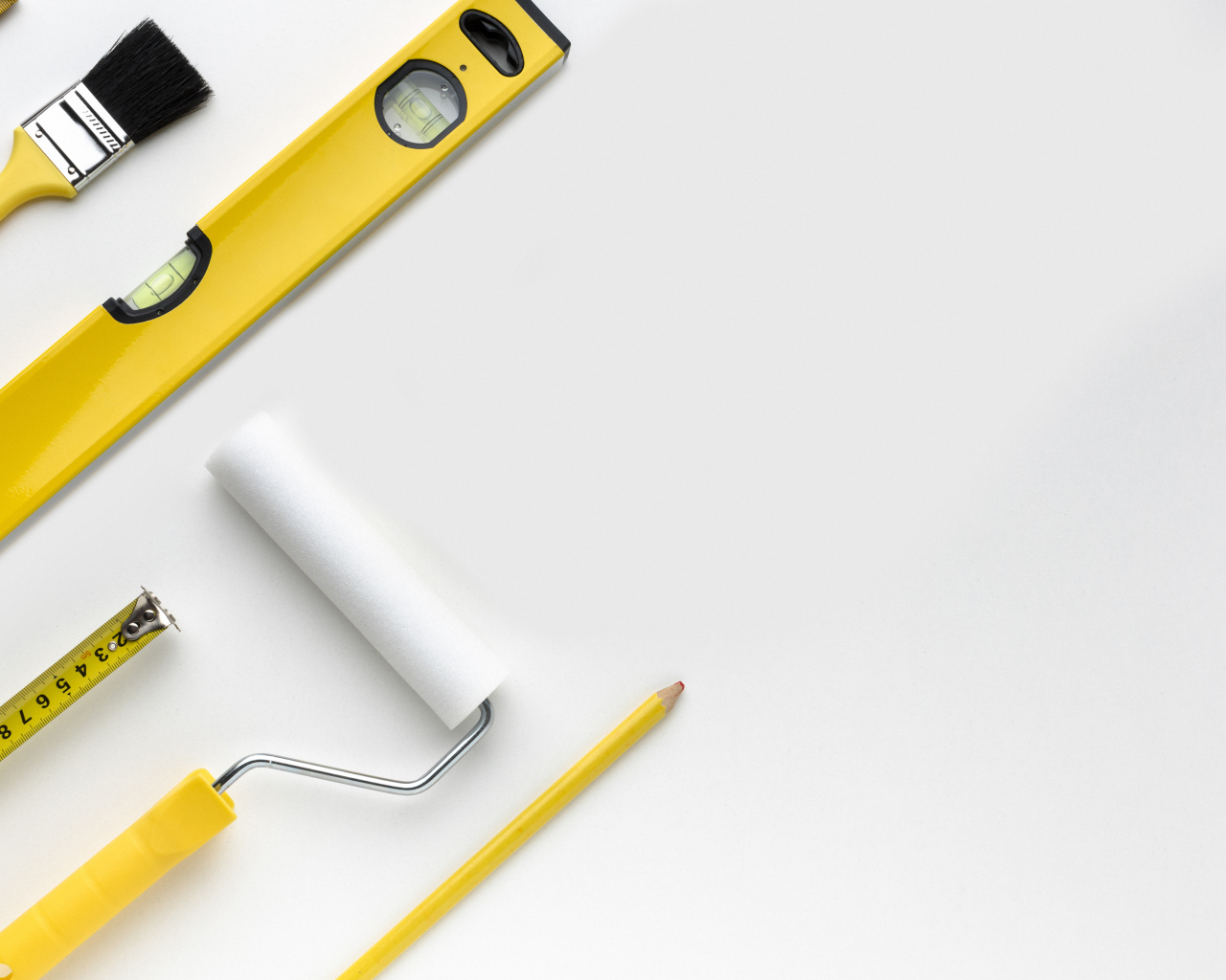 Строительные инструменты на белом фоне