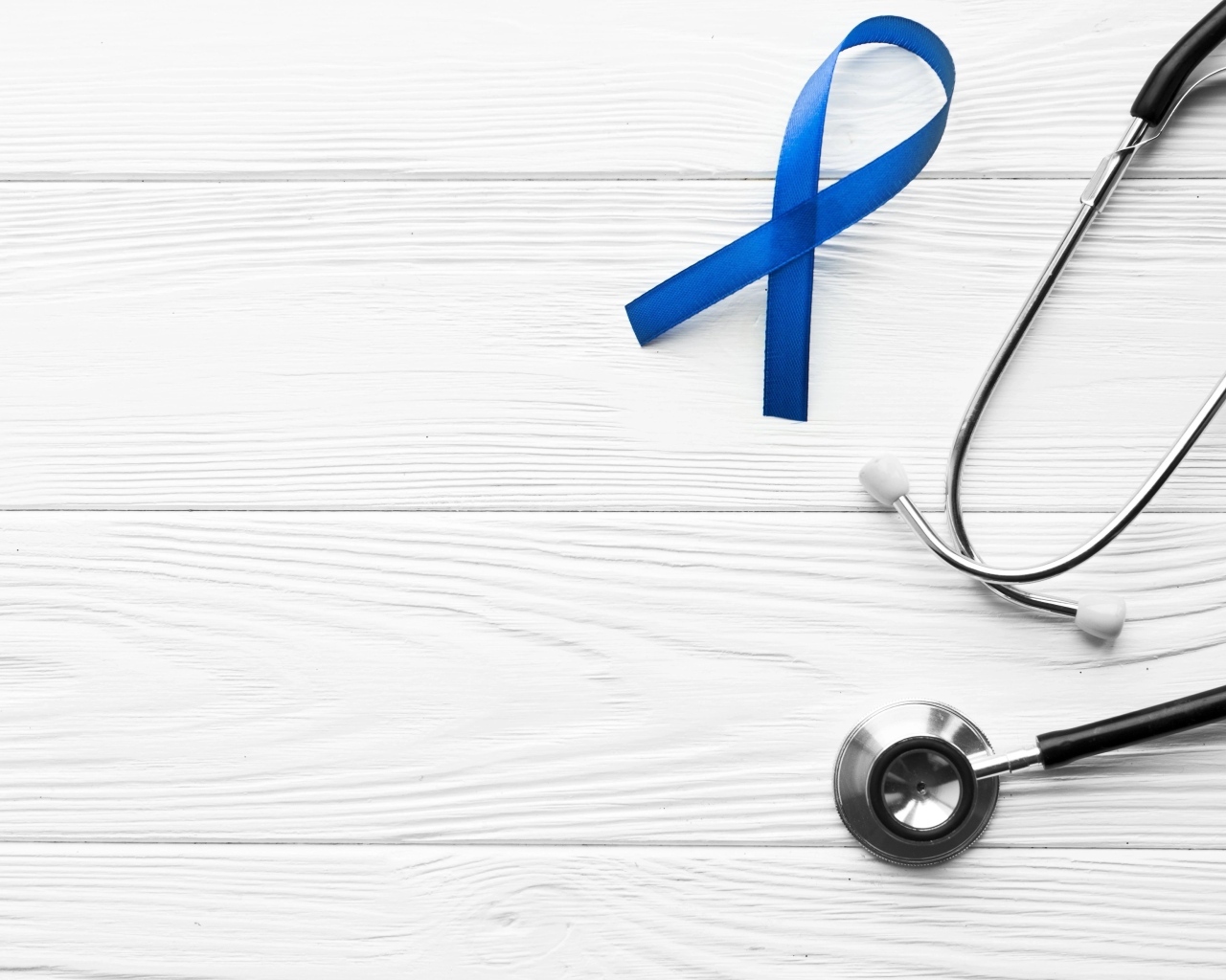 Стетоскоп врача с ленточкой на белом фоне