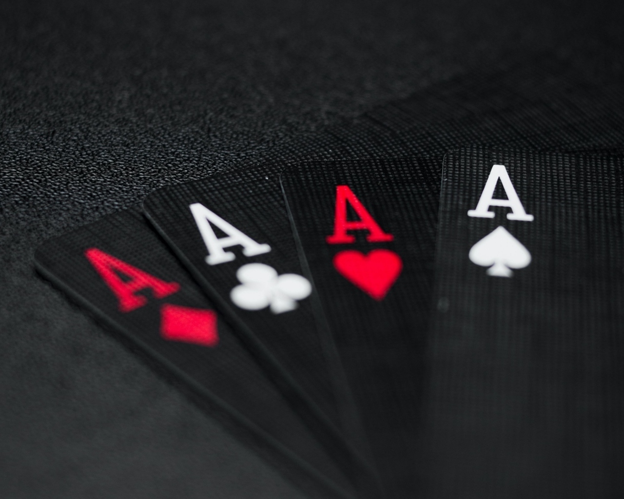 Четыре черных туза на столе