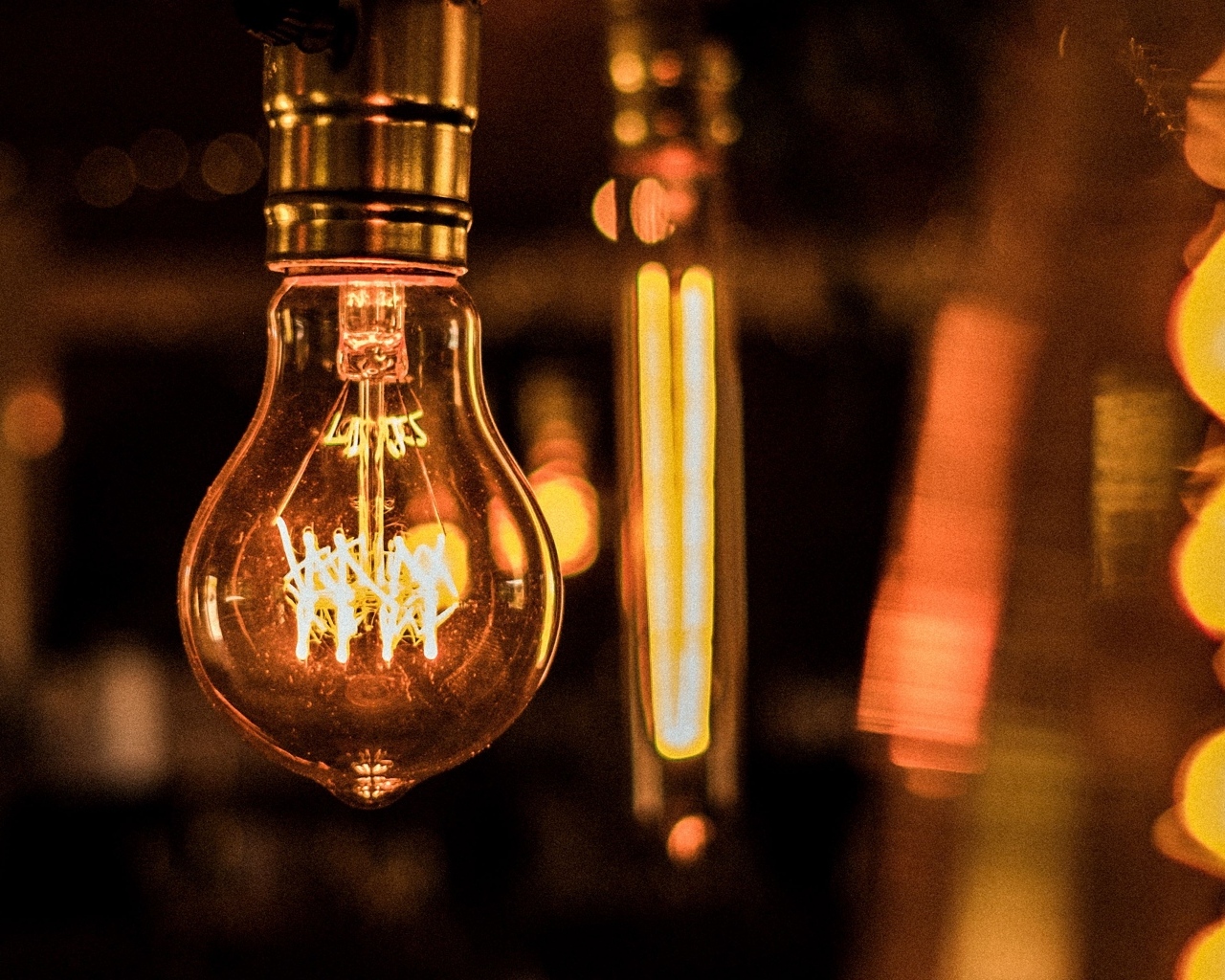 Стеклянная лампа накаливания на потолке