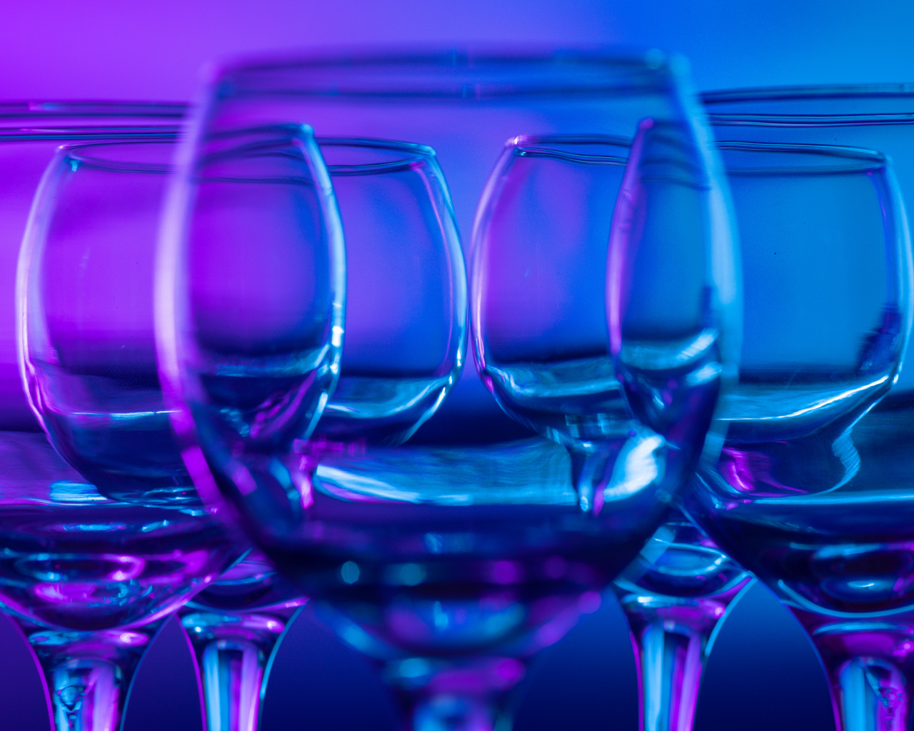 Стеклянные бокалы для вина крупным планом