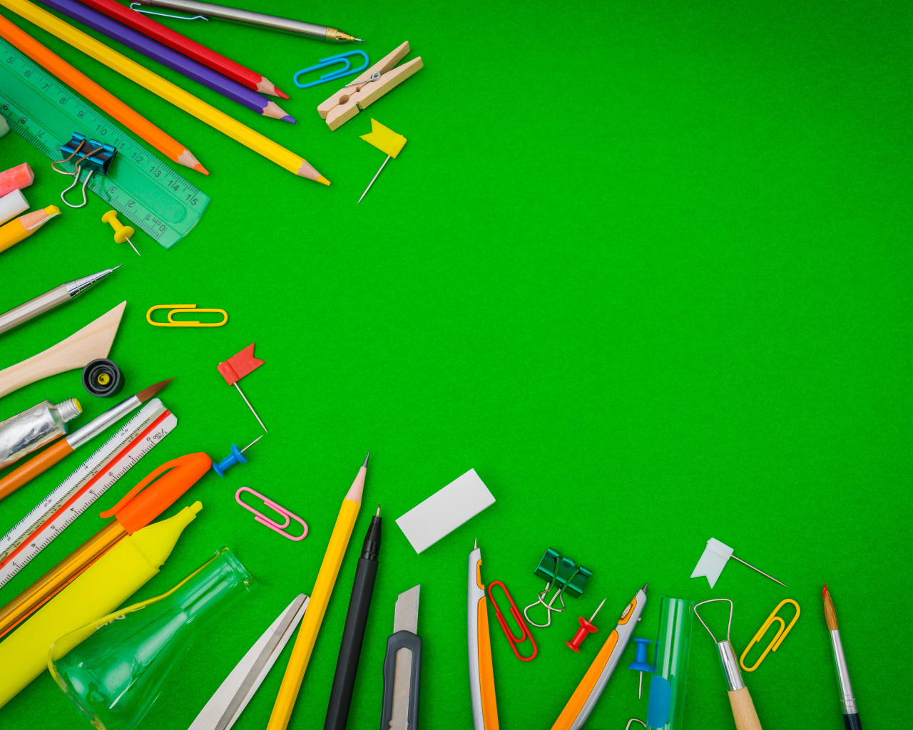 Зеленый фон с канцелярскими предметами