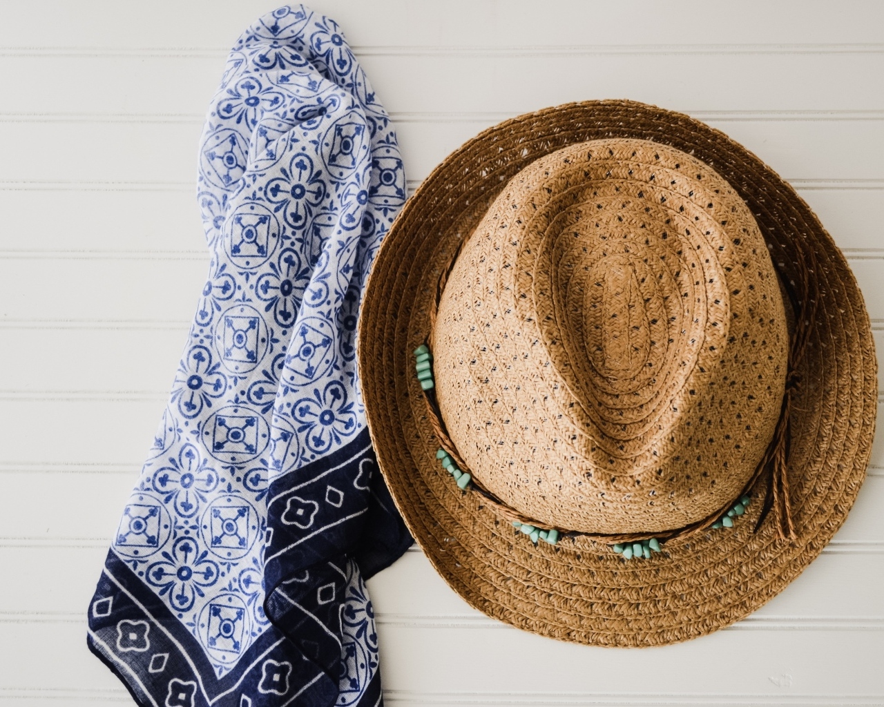 Шляпа и платок висят на стене