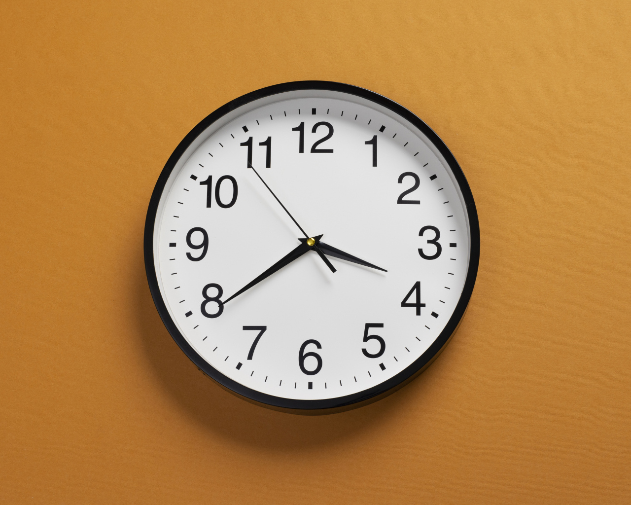 Большие круглые часы на желтом фоне