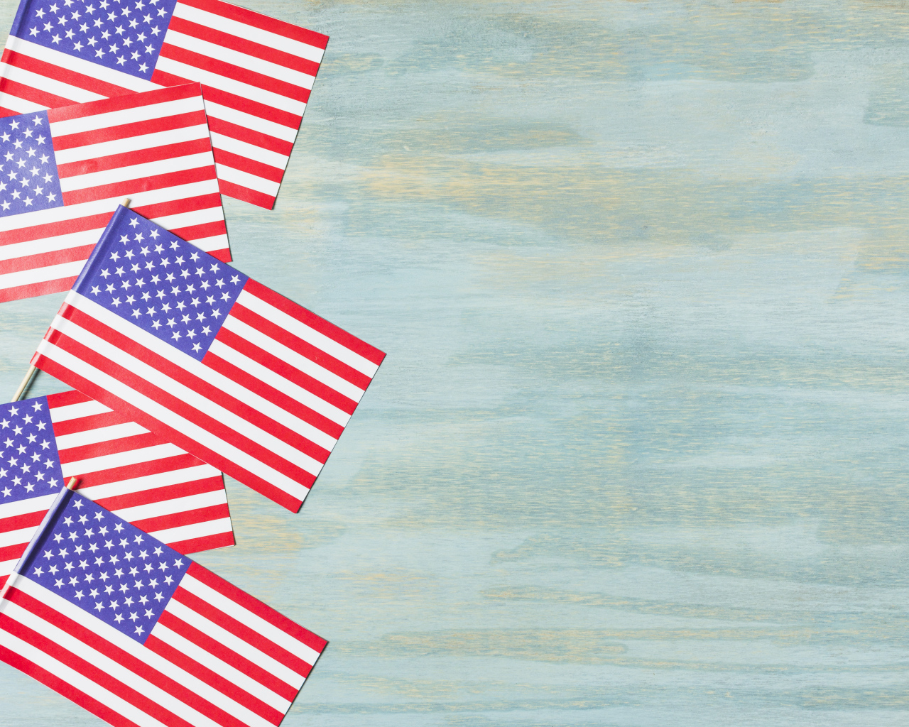 Много флагов Америки на голубом фоне