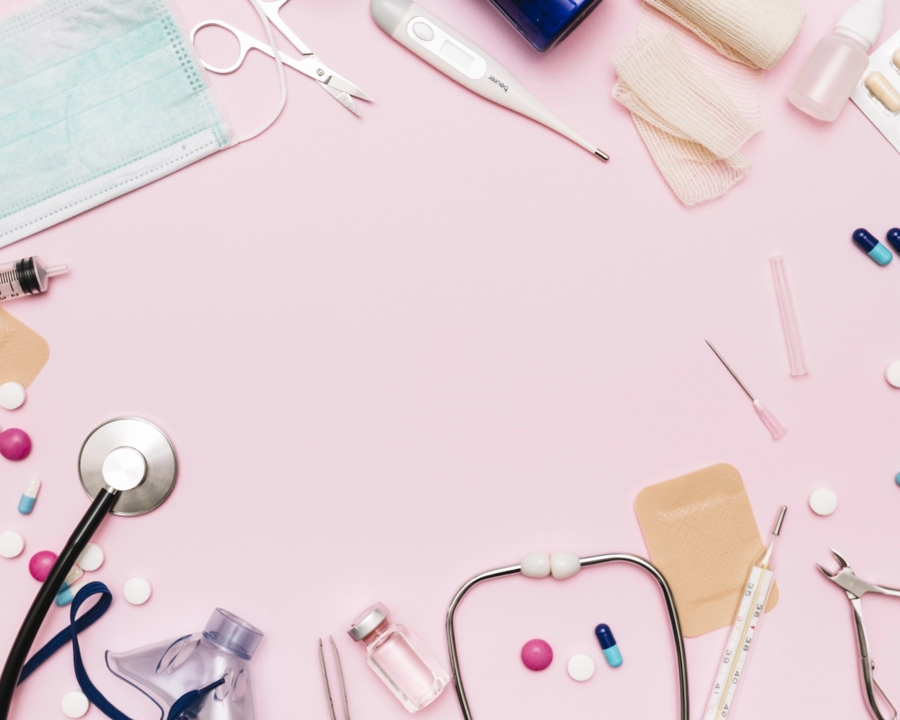 Медицинские атрибуты на розовом фоне