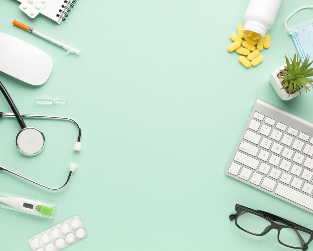 Медикаменты и инструменты на голубом фоне