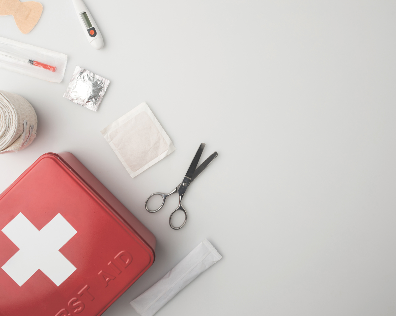 Медикаменты для аптечки на сером фоне