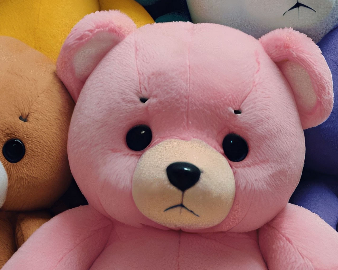 Разноцветные плюшевые медведи крупным планом