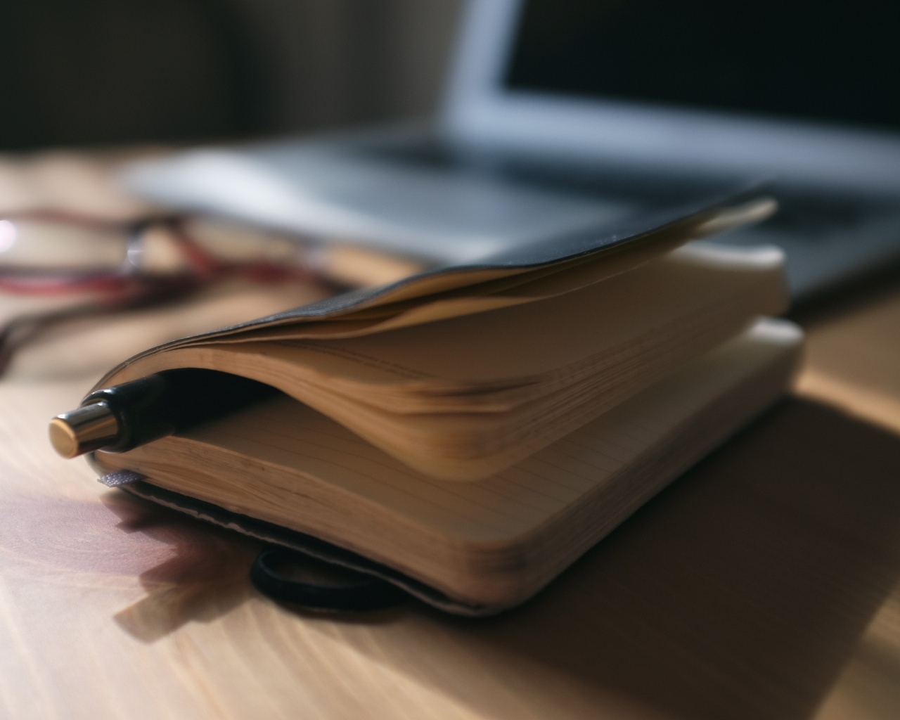 Блокнот с ручкой на столе