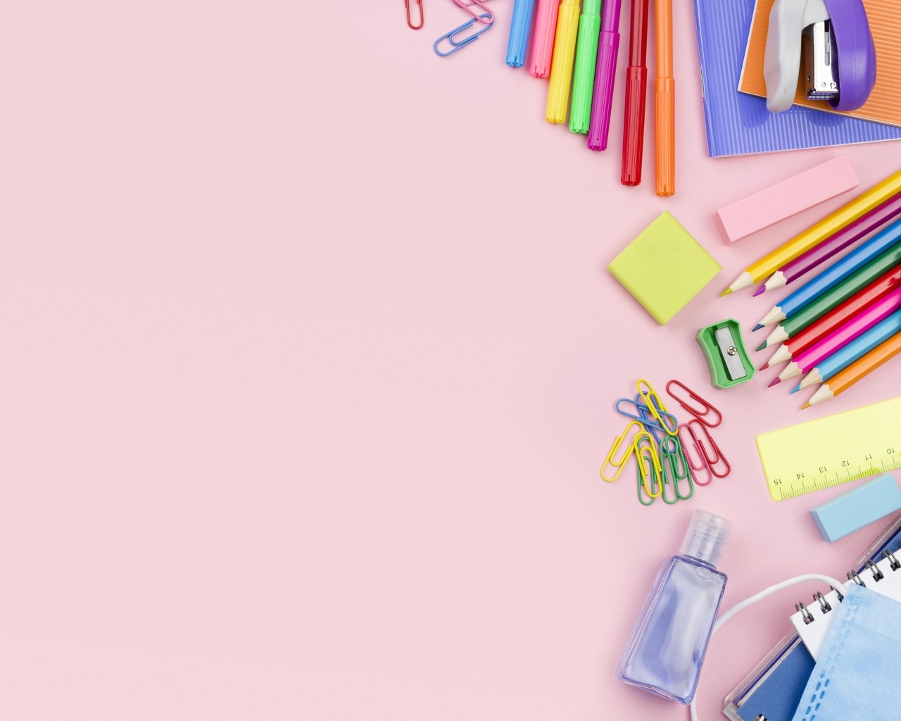 Предметы для рисования на голубом фоне