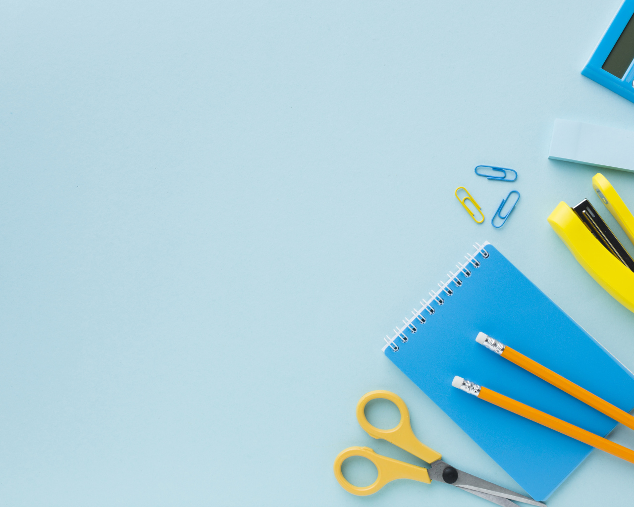 Офисные канцелярские предметы на голубом фоне