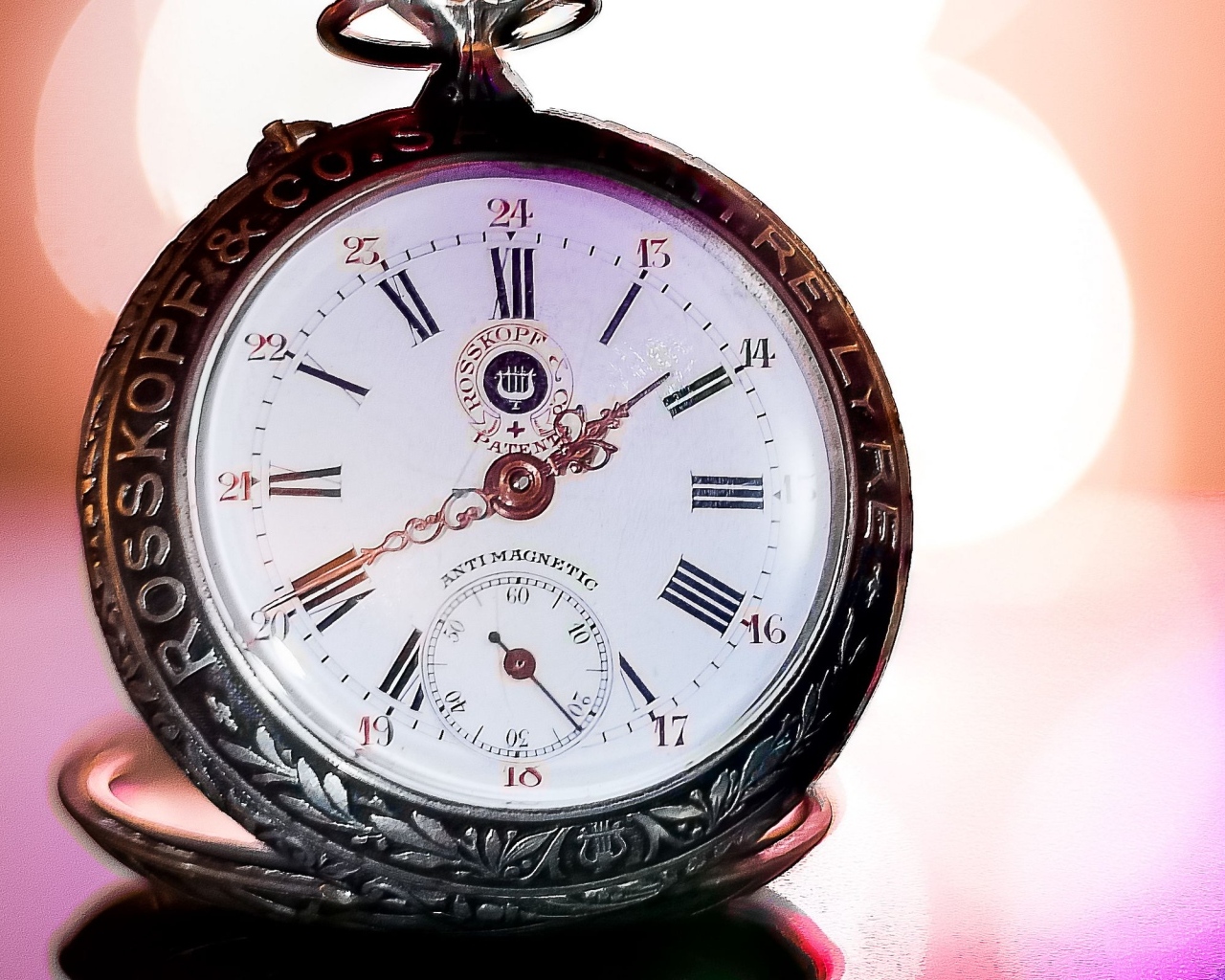 Карманные часы крупным планом