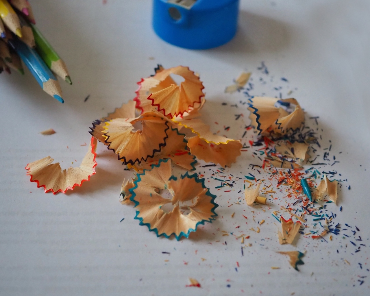 Стружка с разноцветных карандашей на столе