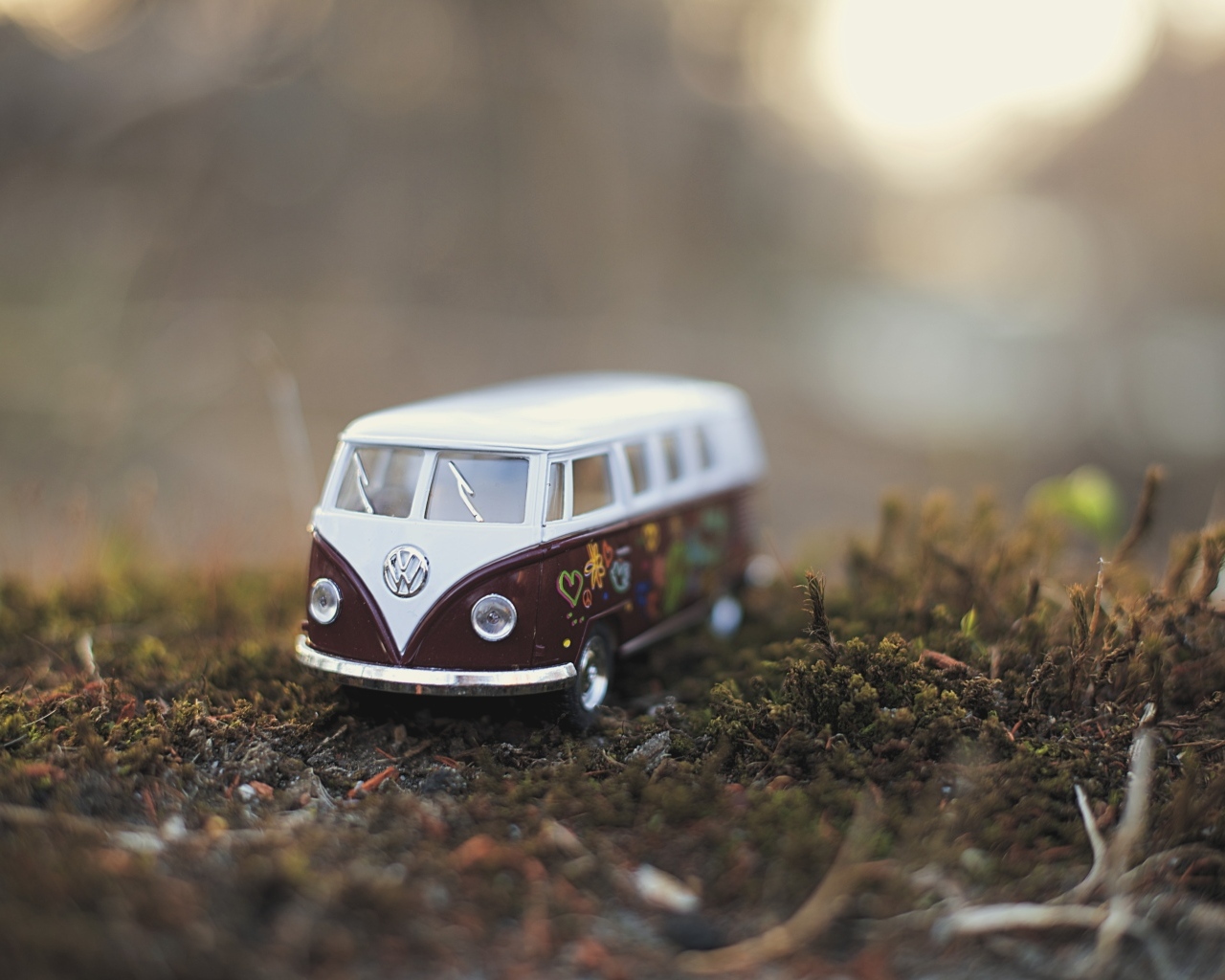 Маленький игрушечный автомобиль volkswagen на земле