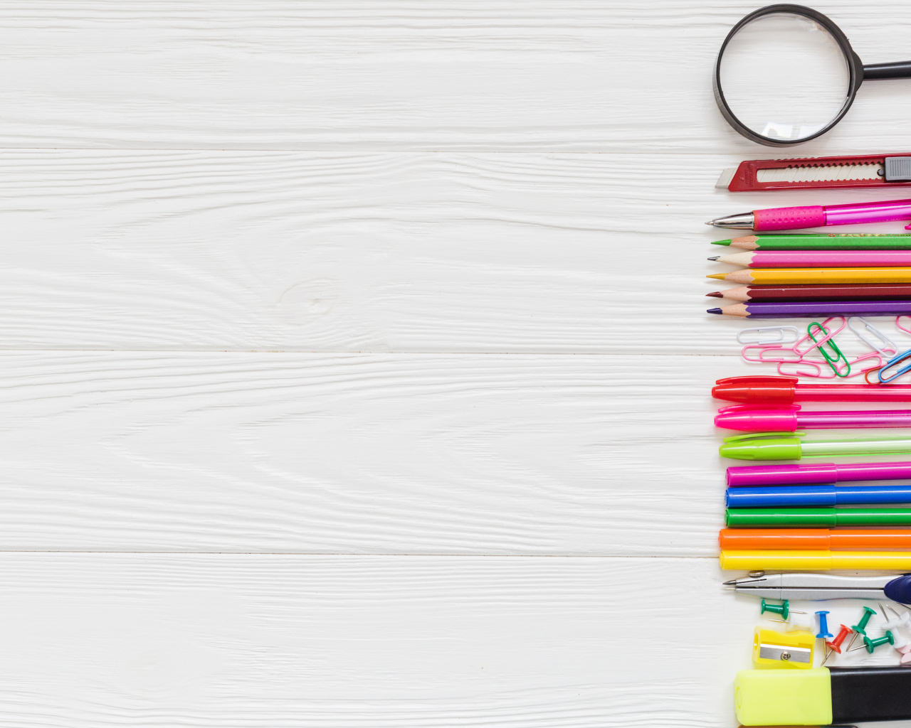 Канцелярские принадлежности на белом деревянном фоне