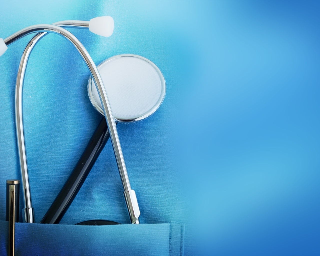 Стетоскоп в кармане медицинского халата
