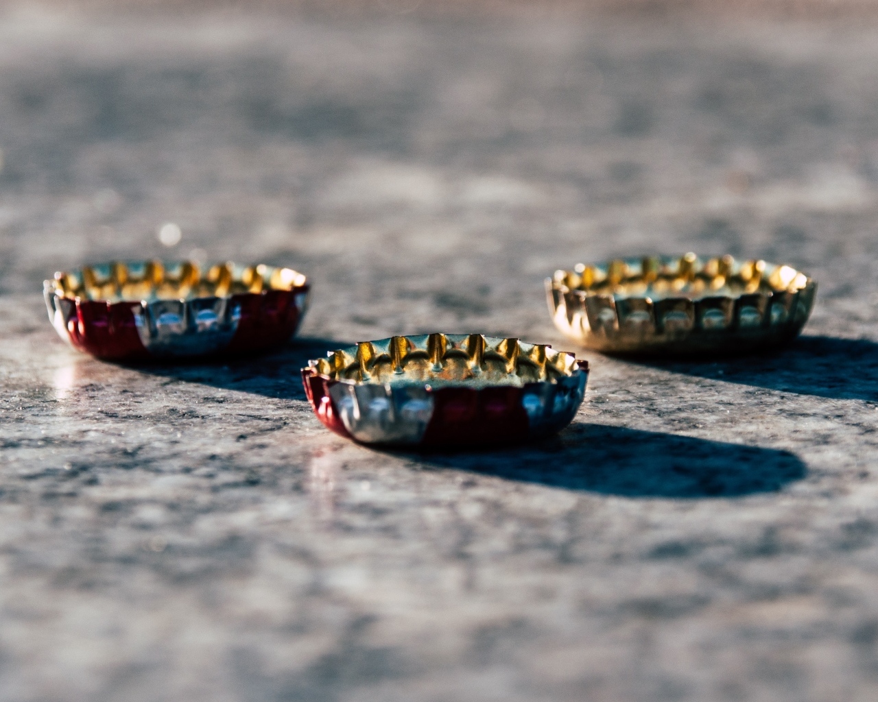 Три железные пробки на столе