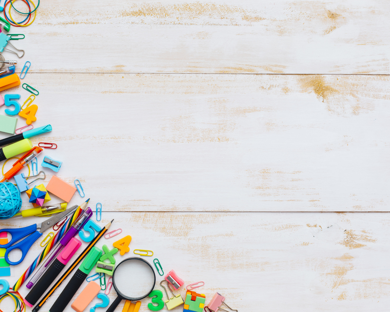 Деревянный фон с разноцветными канцелярскими предметами