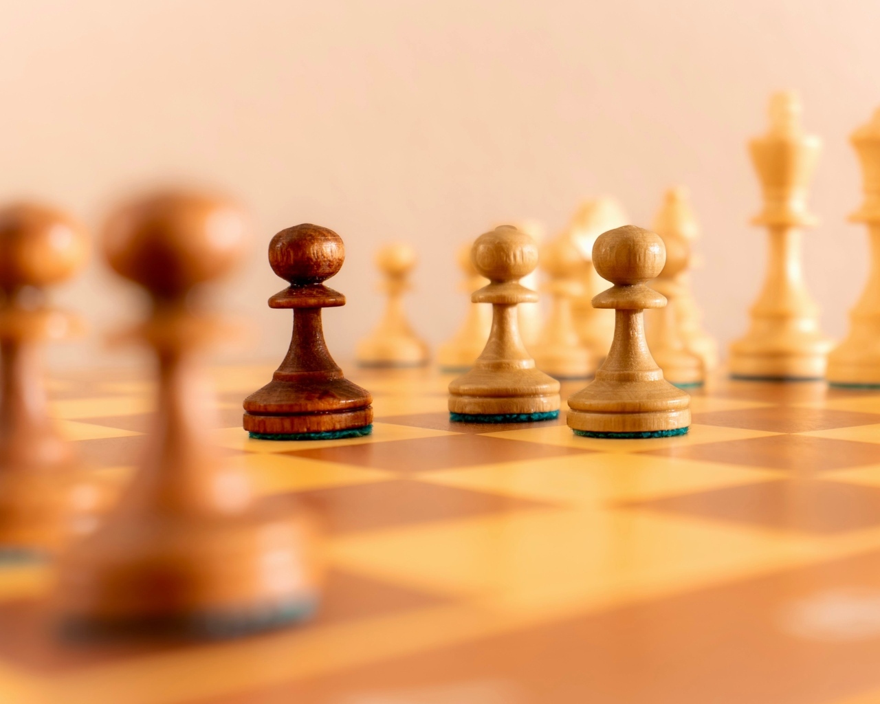 Деревянные шахматные фигуры на доске