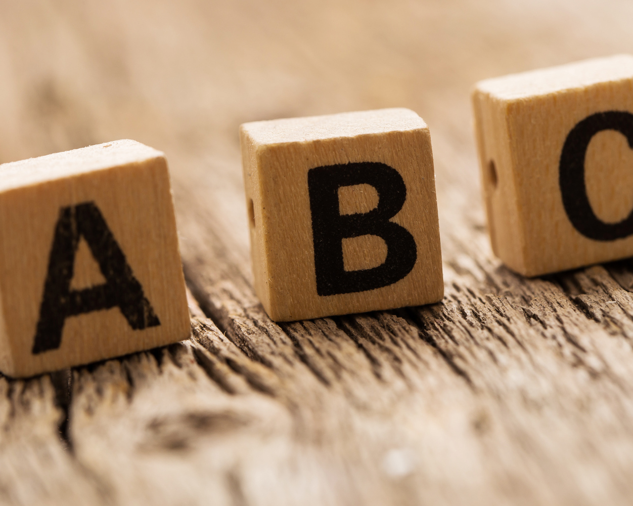 Деревянные кубики на столе 