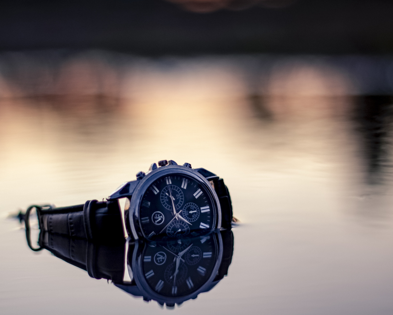 Наручные часы лежат в воде