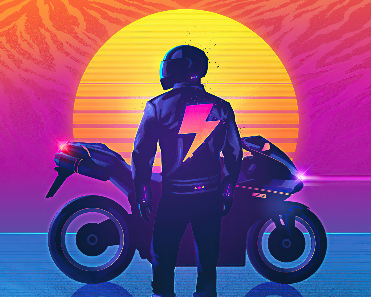 Байкер на мотоцикле на фоне солнца