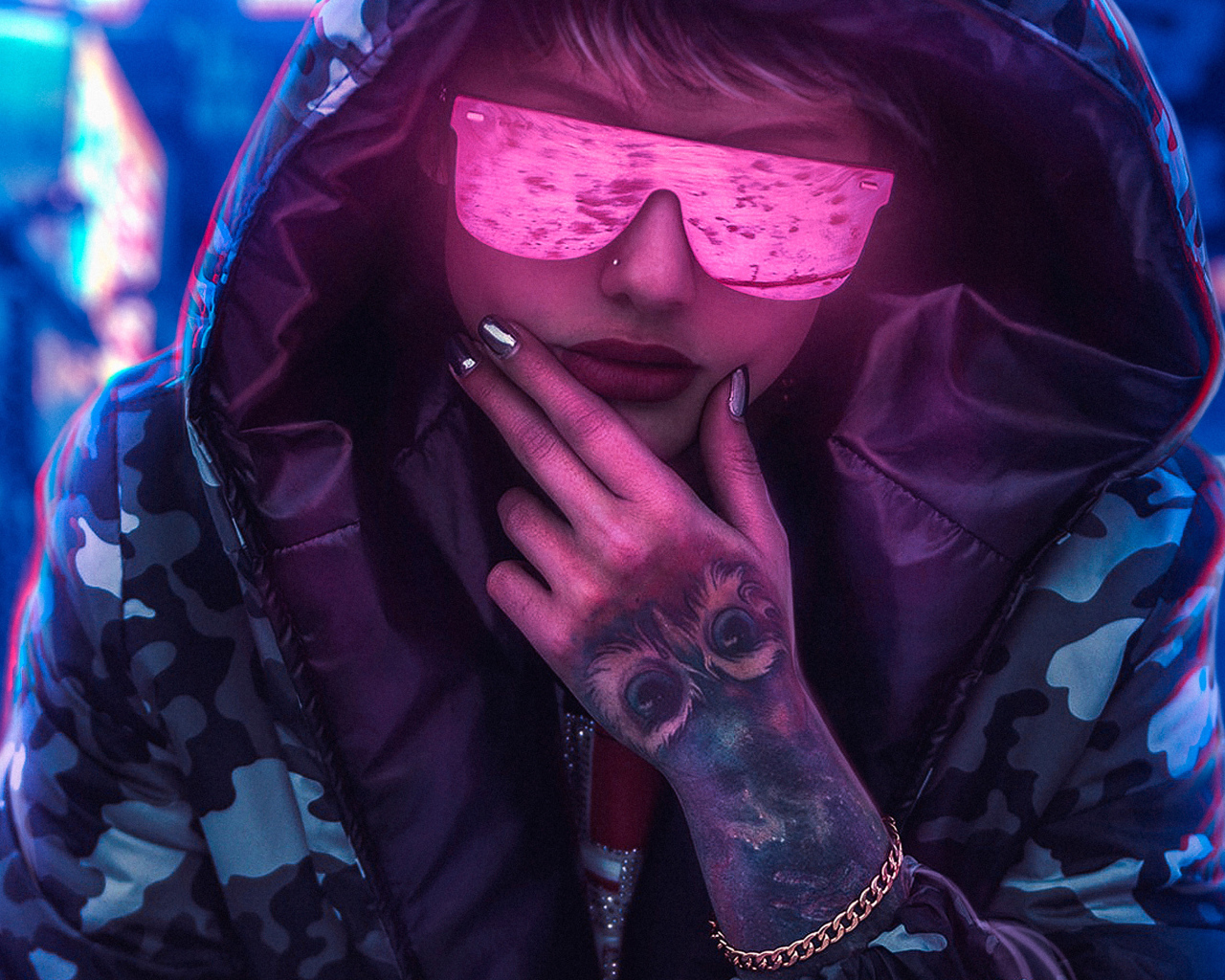 Девушка в неоновых очках с татуировкой на руке