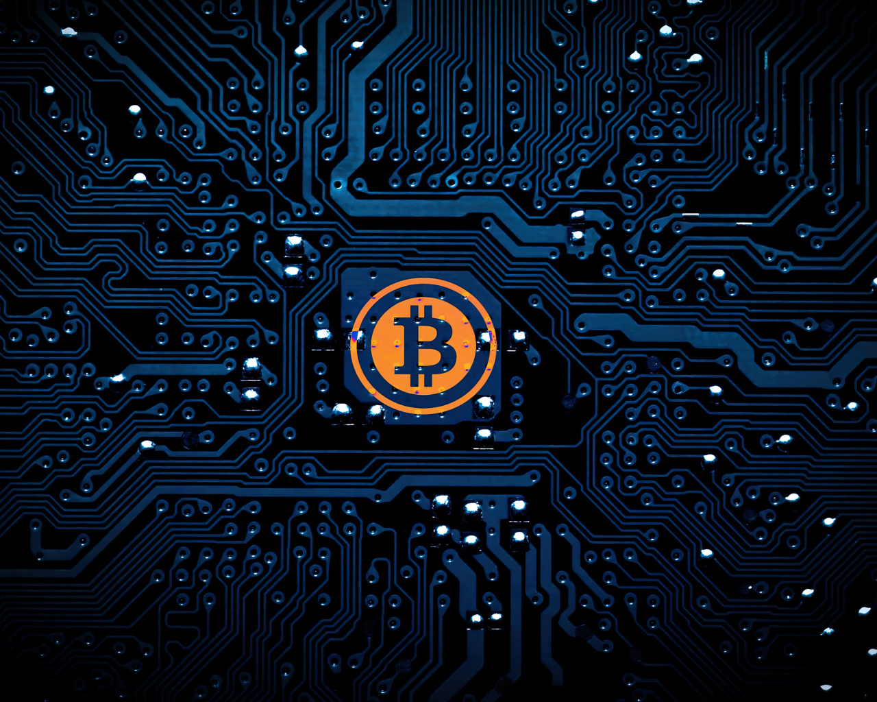 Яркий логотип биткоин на плате