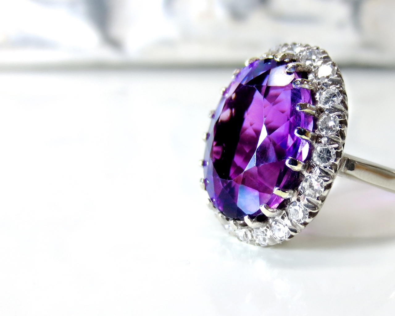 Красивое драгоценное кольцо с камнем