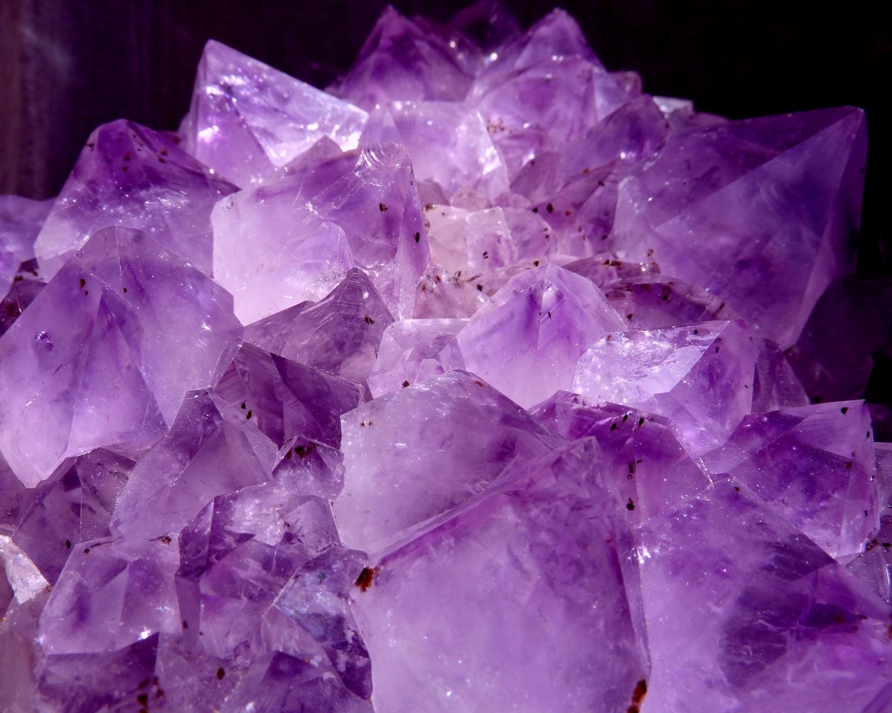 Красивый фиолетовый кристалл аметист