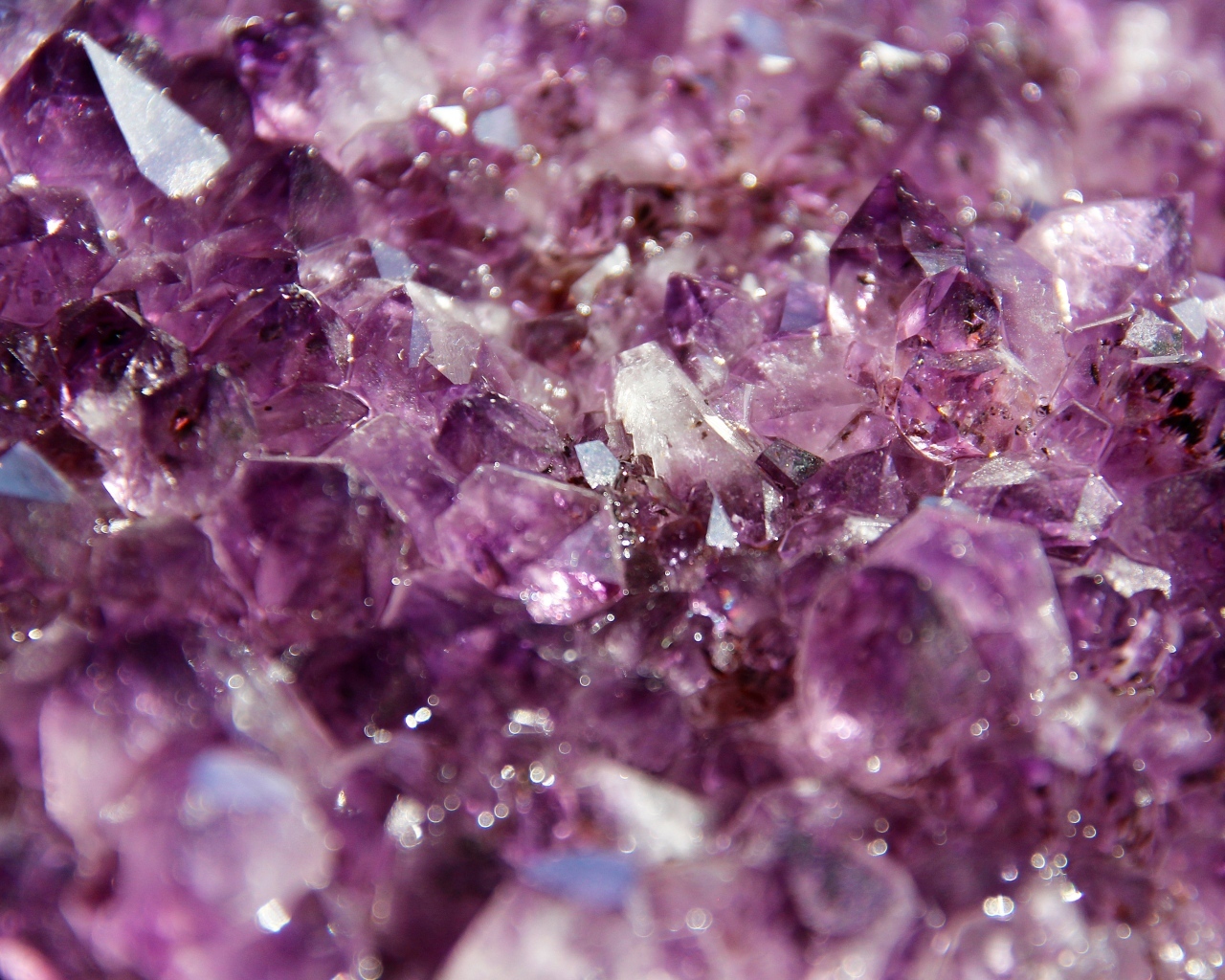 Яркий камень кристалл  аметист