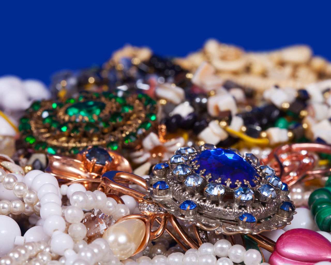 Много красивых ярких драгоценностей 