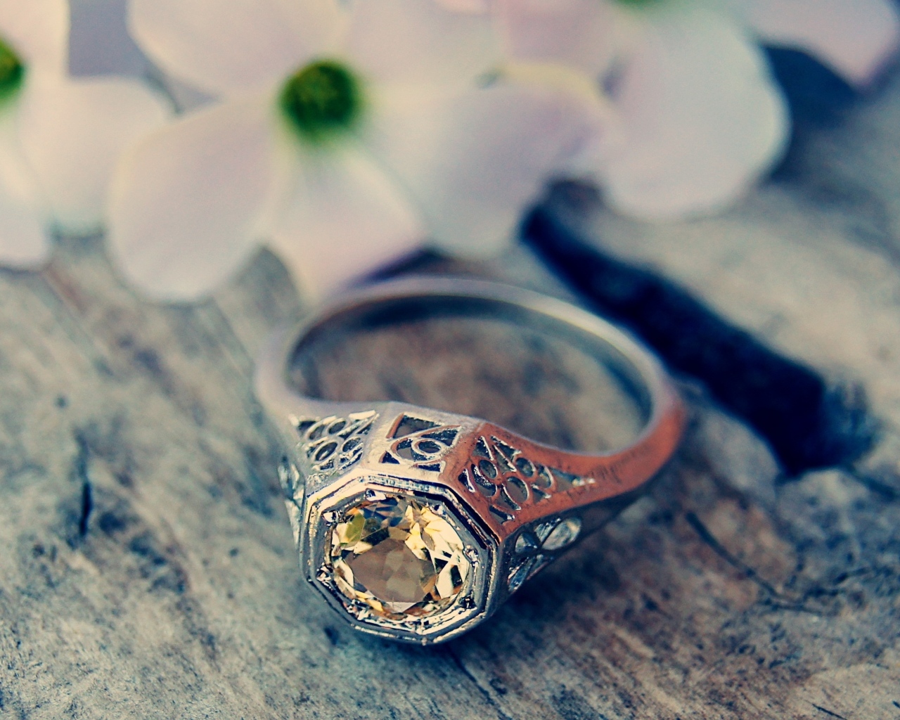 Перстень с камнем на деревянном столе 