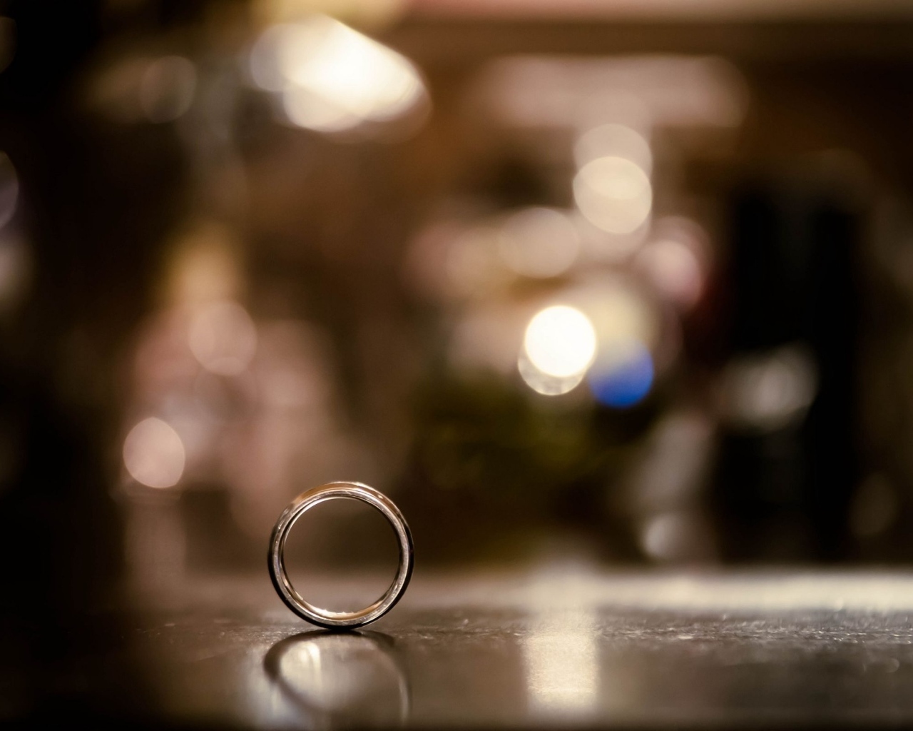 Золотое кольцо на ровной поверхности 