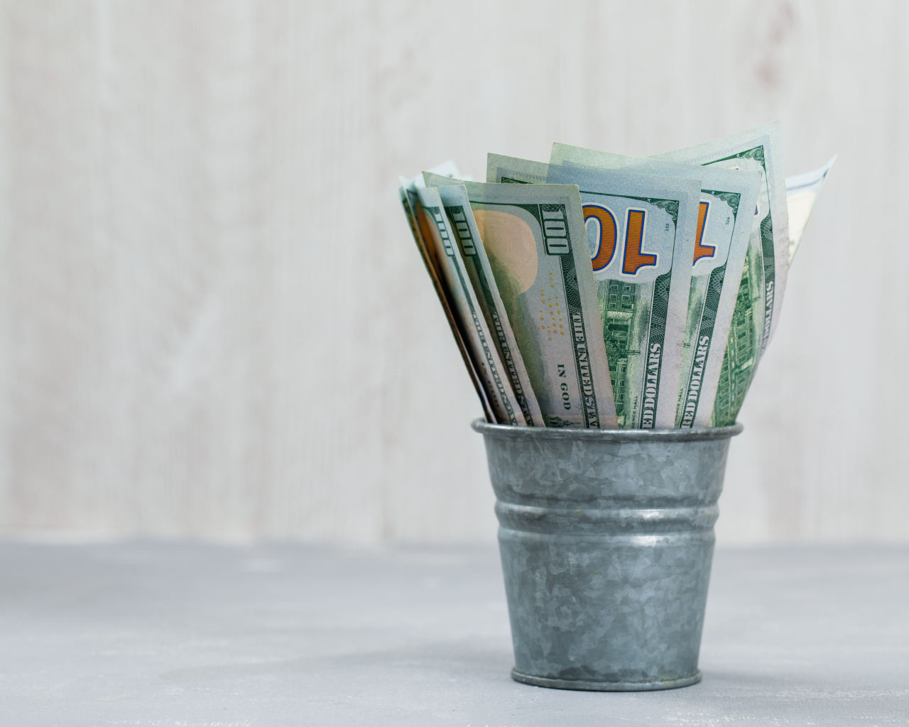 Банкноты в мини ведре на столе