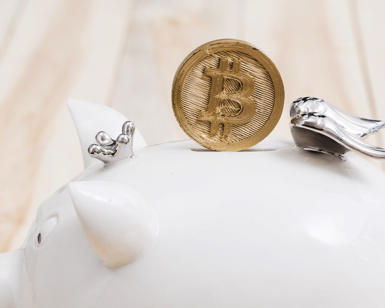 Золотая монета биткоин с копилкой