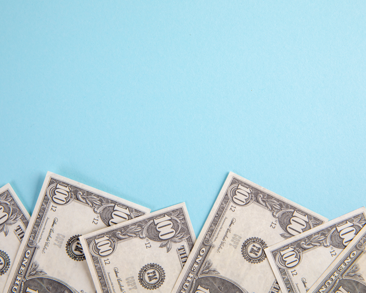 Банкноты доллары на голубом фоне