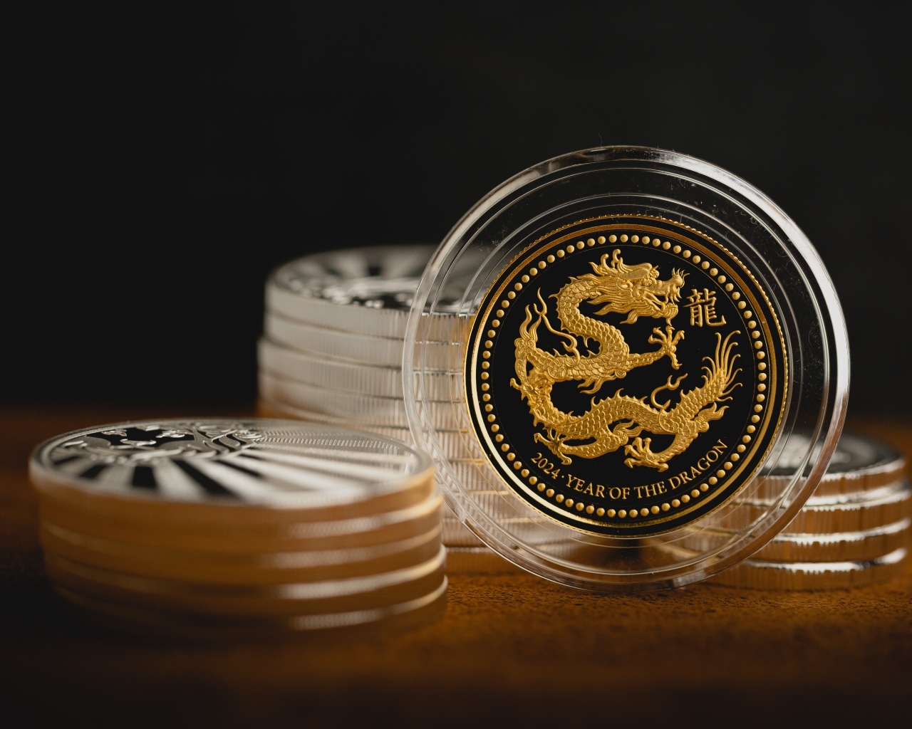 Монета с драконом на столе 